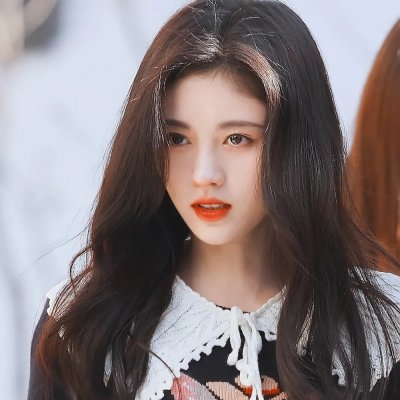 照片中的女孩